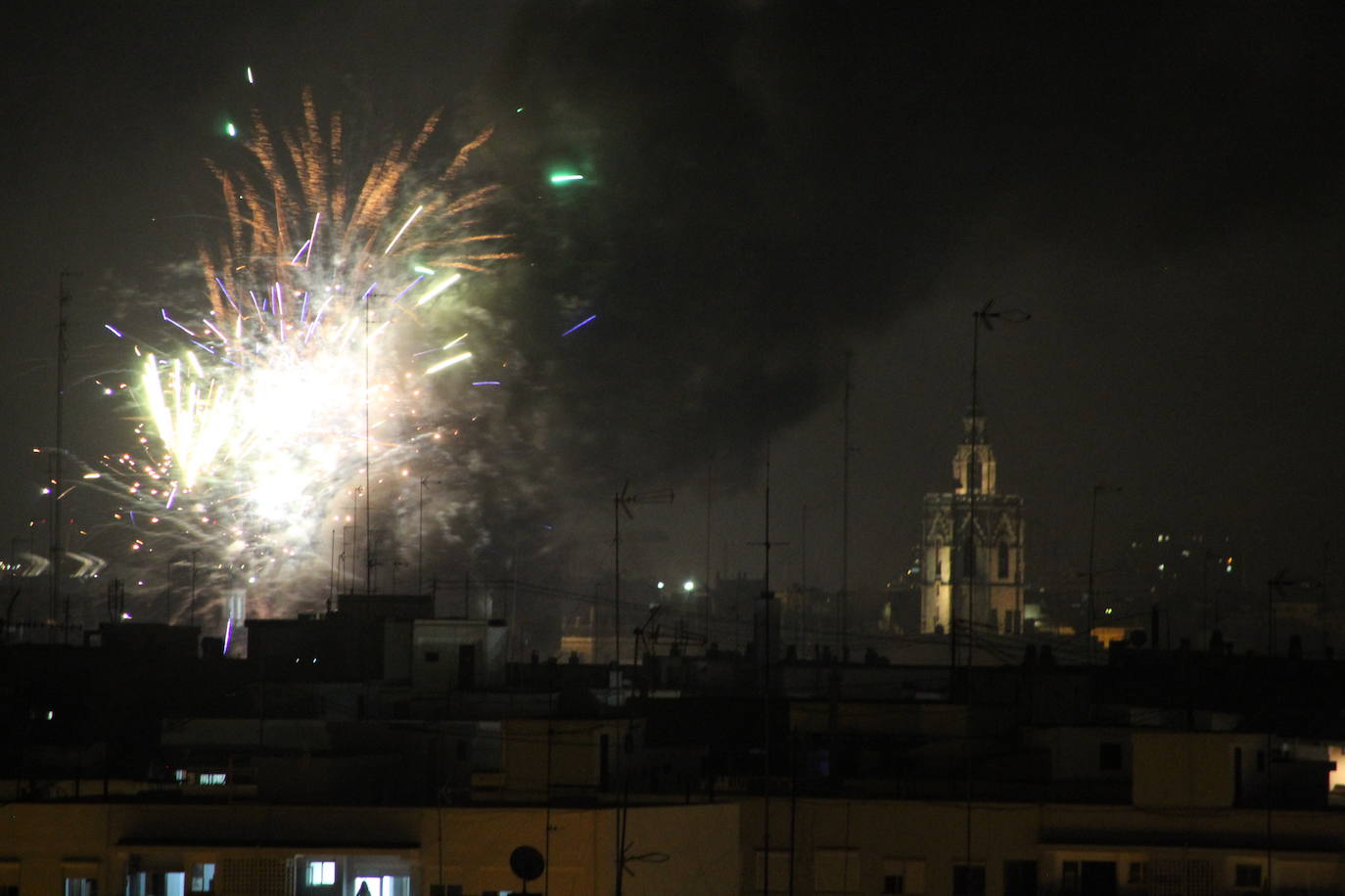 Fotos: El cielo de Valencia se llena de castillos y de columnas de humo negro