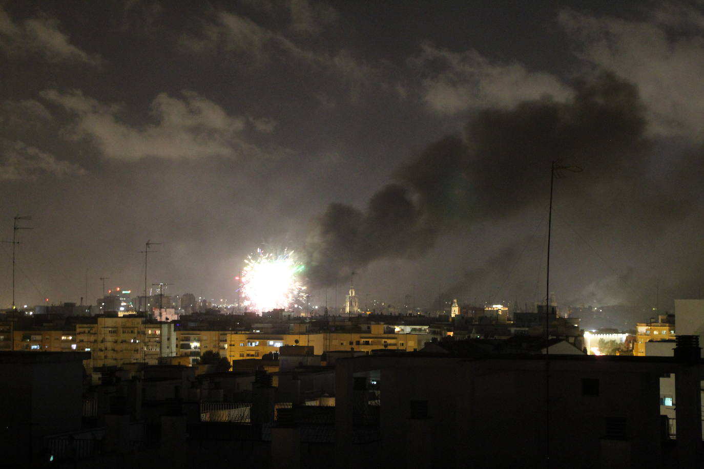 Fotos: El cielo de Valencia se llena de castillos y de columnas de humo negro