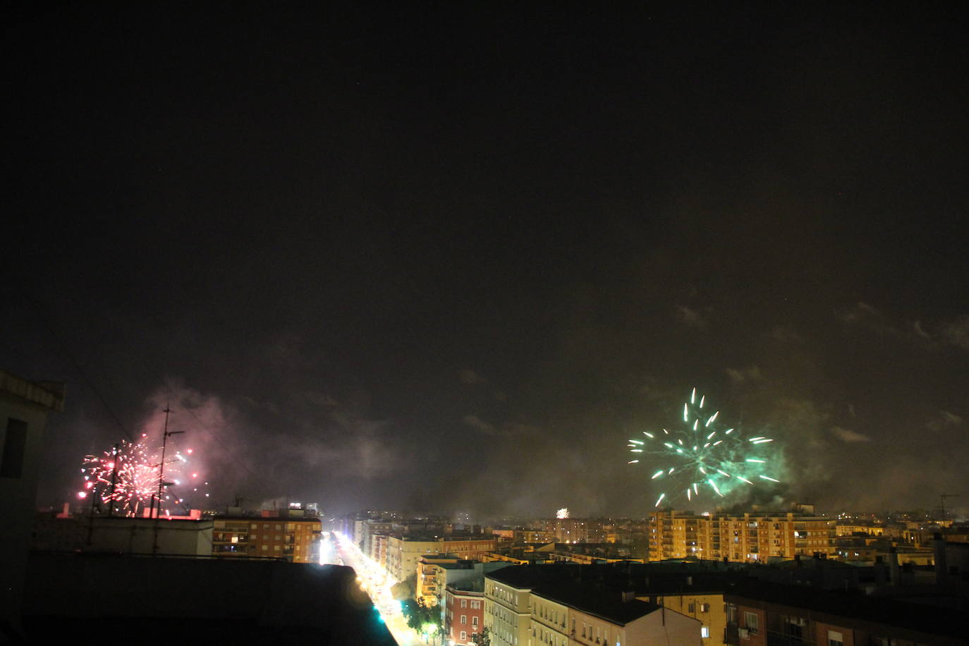 Fotos: El cielo de Valencia se llena de castillos y de columnas de humo negro