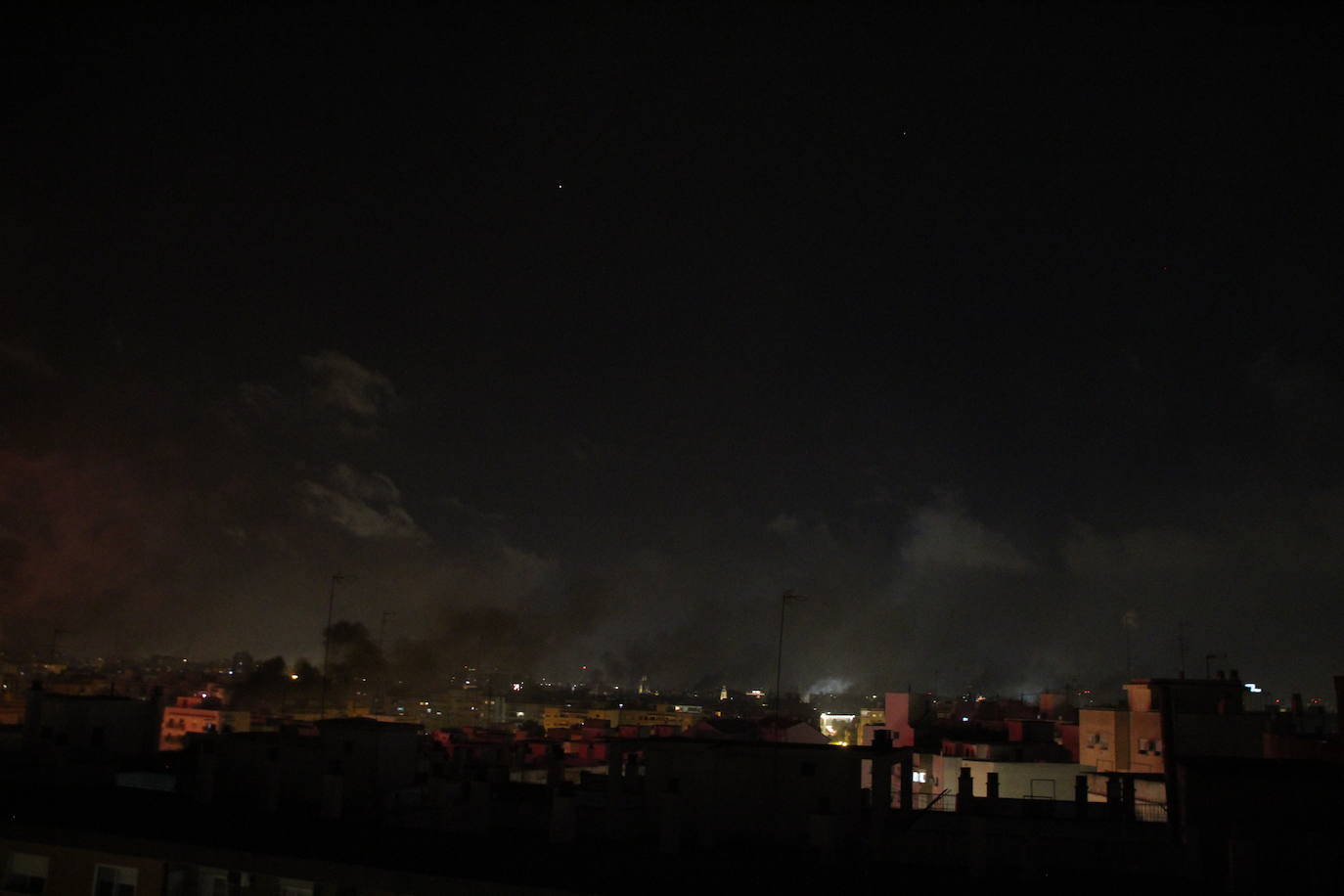 Fotos: El cielo de Valencia se llena de castillos y de columnas de humo negro