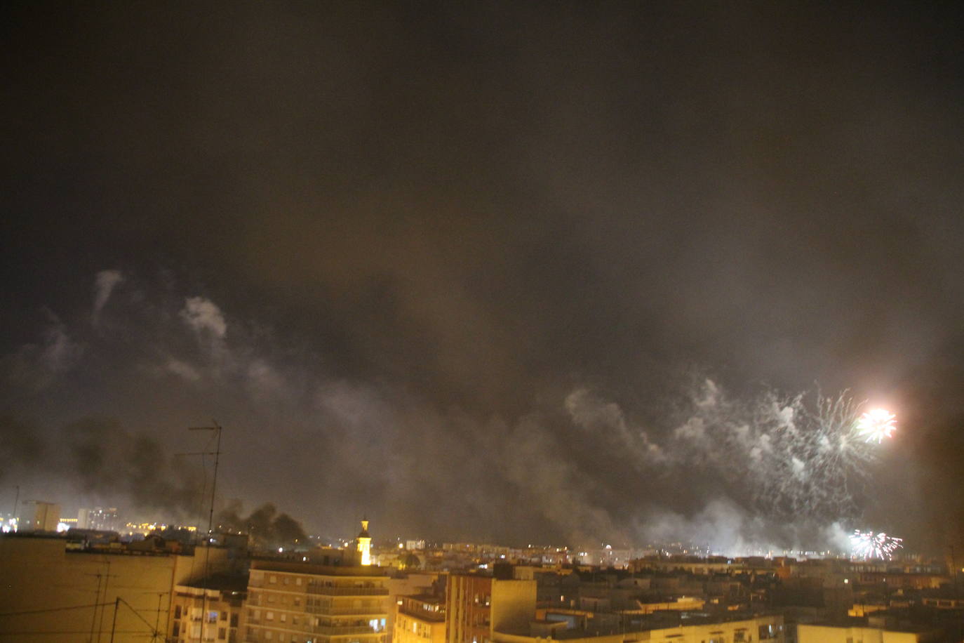 Fotos: El cielo de Valencia se llena de castillos y de columnas de humo negro