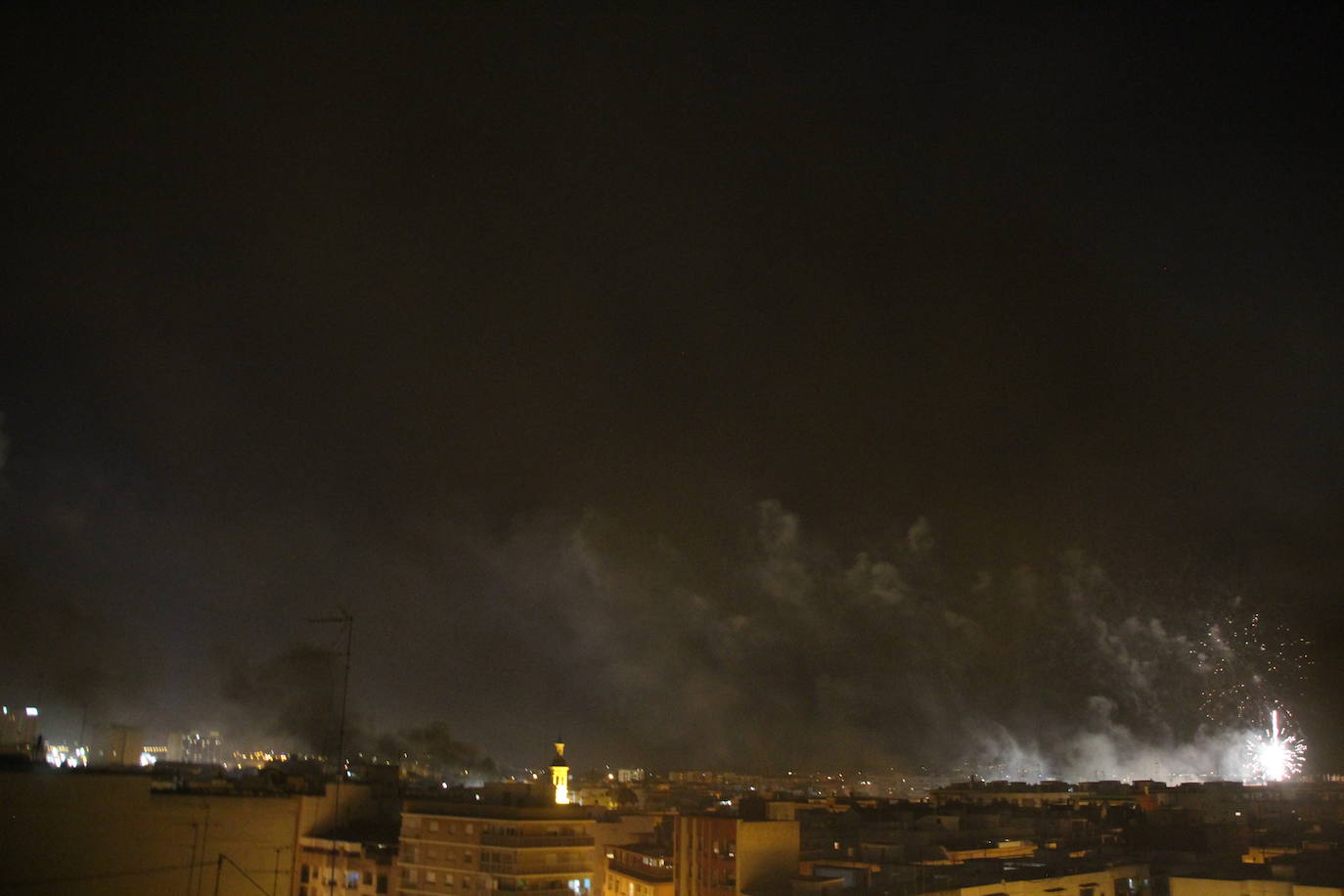 Fotos: El cielo de Valencia se llena de castillos y de columnas de humo negro