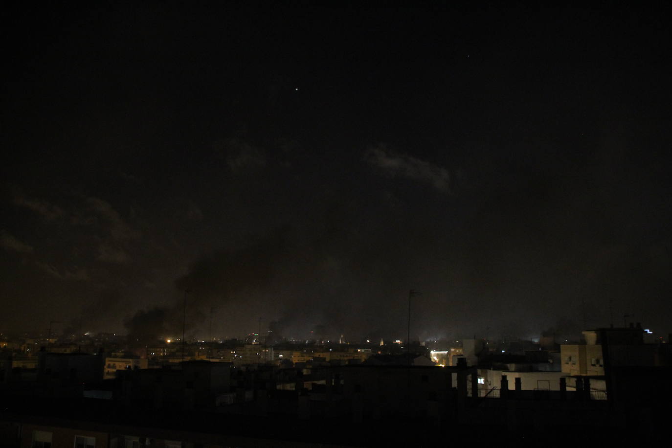 Fotos: El cielo de Valencia se llena de castillos y de columnas de humo negro