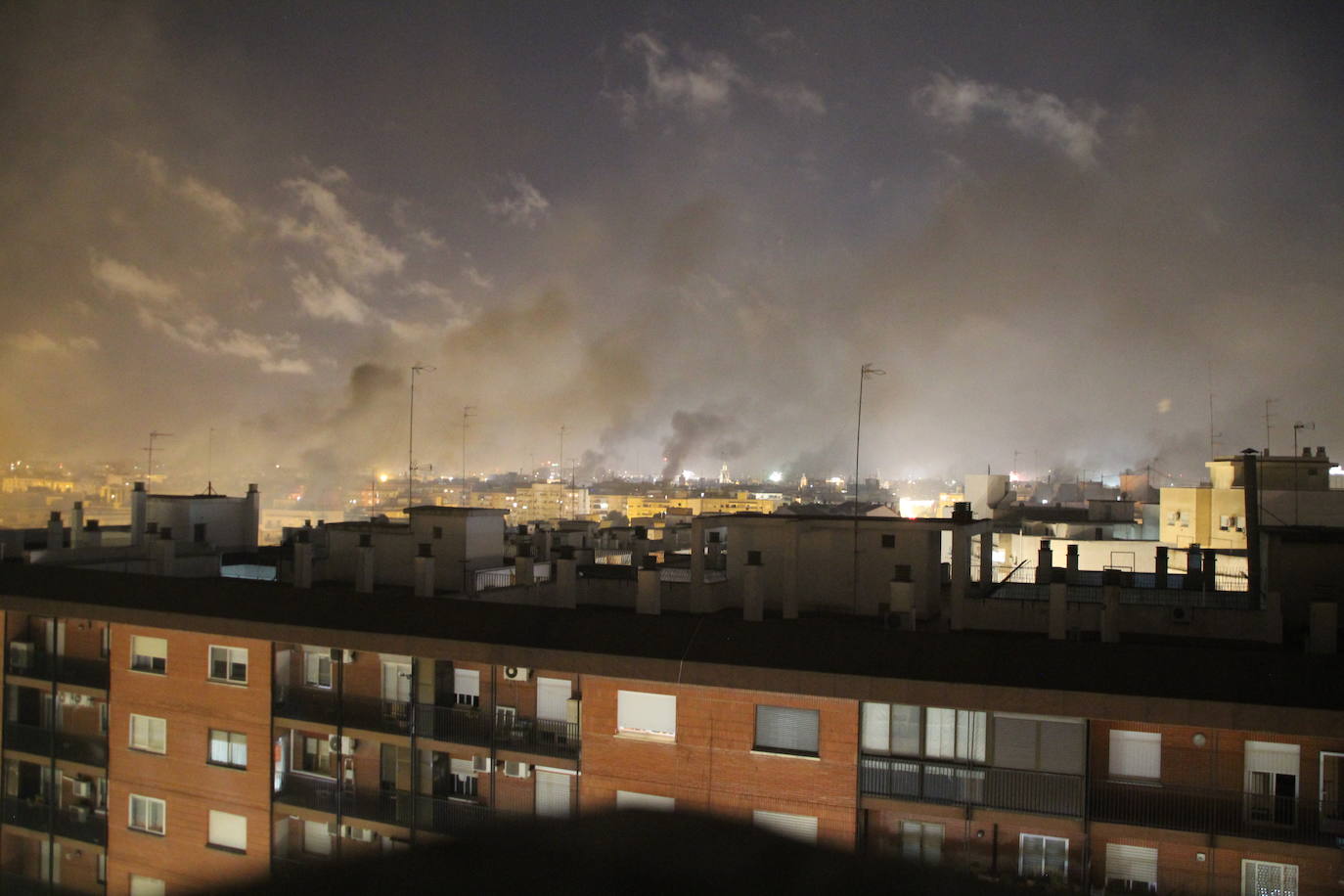 Fotos: El cielo de Valencia se llena de castillos y de columnas de humo negro