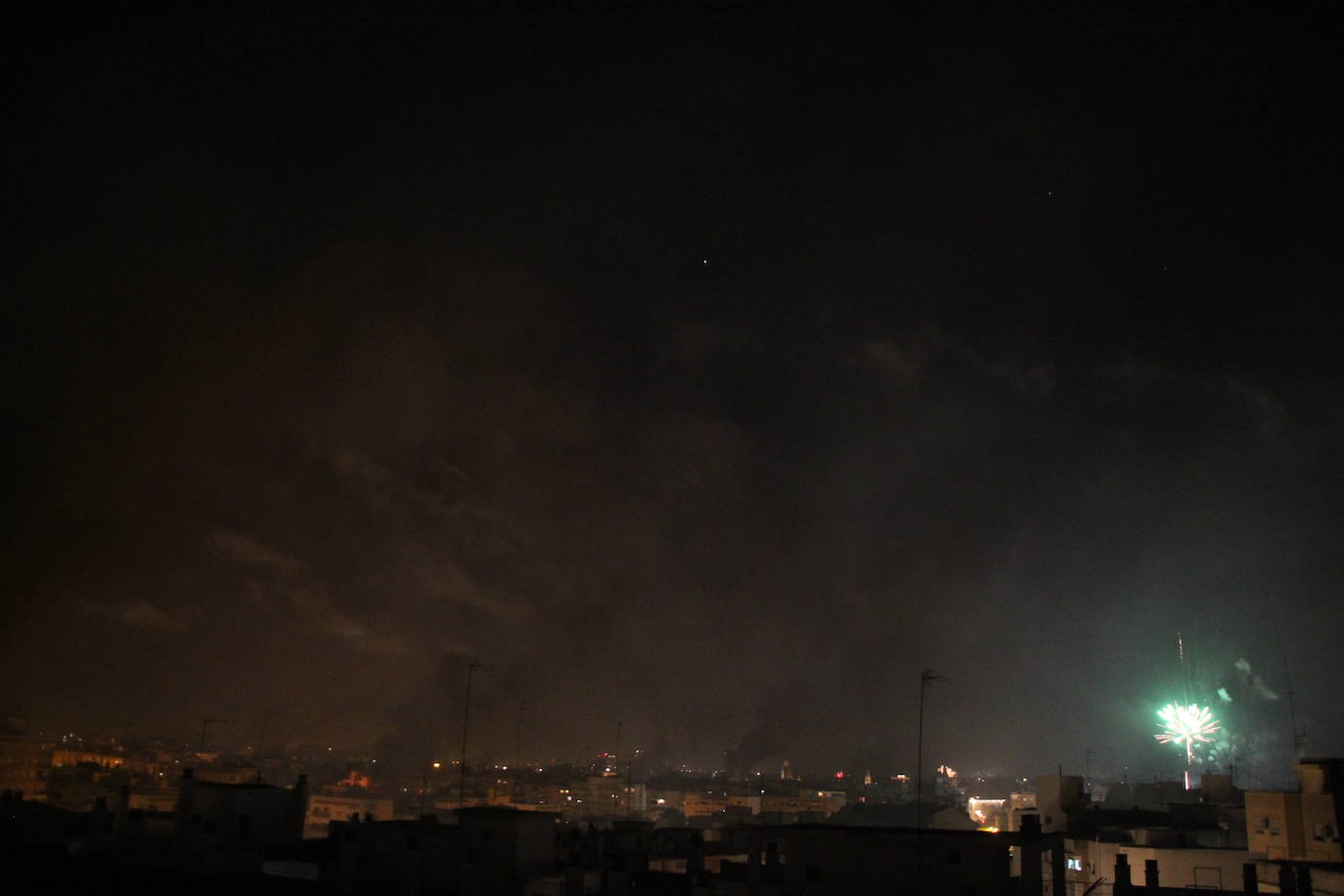 Fotos: El cielo de Valencia se llena de castillos y de columnas de humo negro