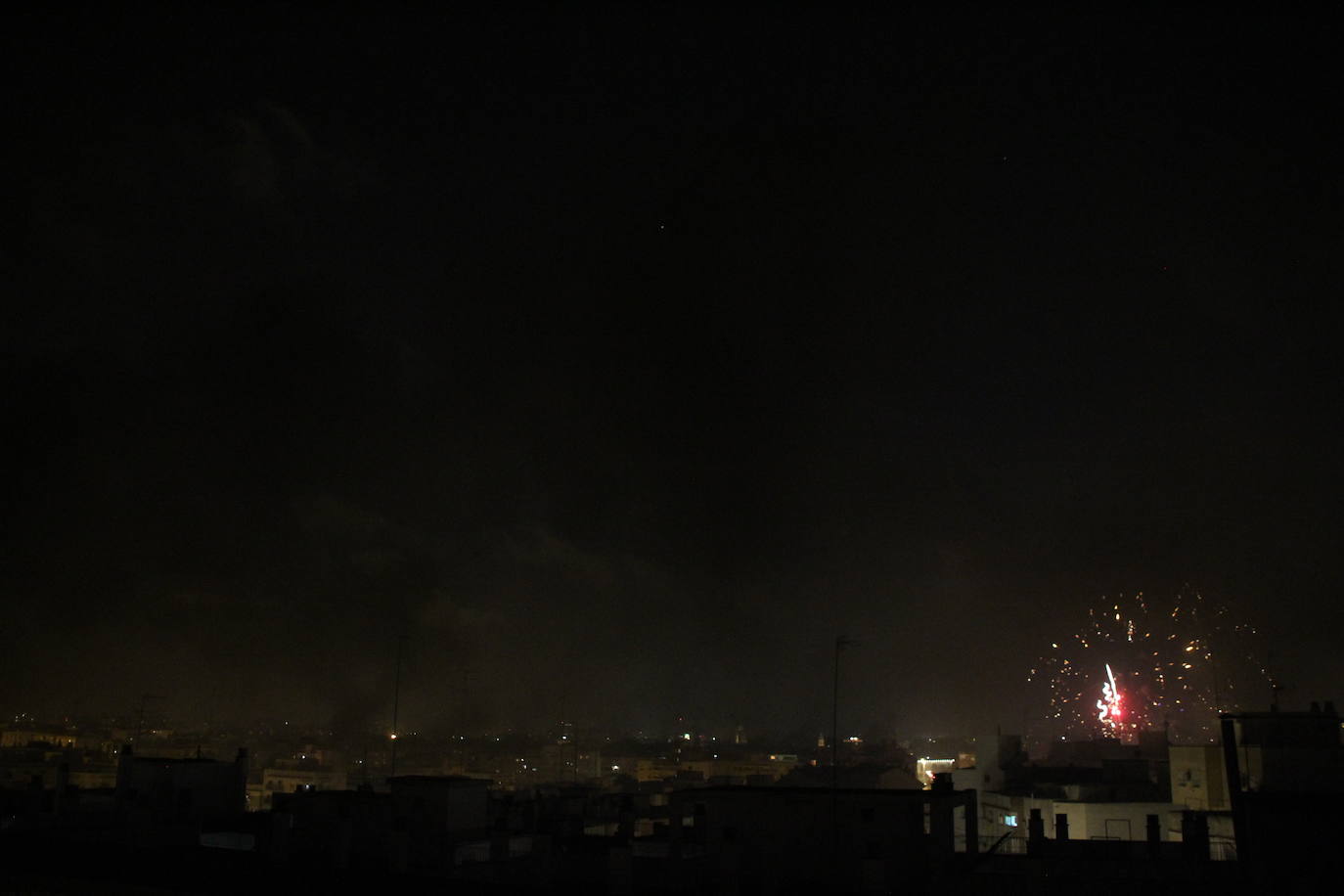 Fotos: El cielo de Valencia se llena de castillos y de columnas de humo negro