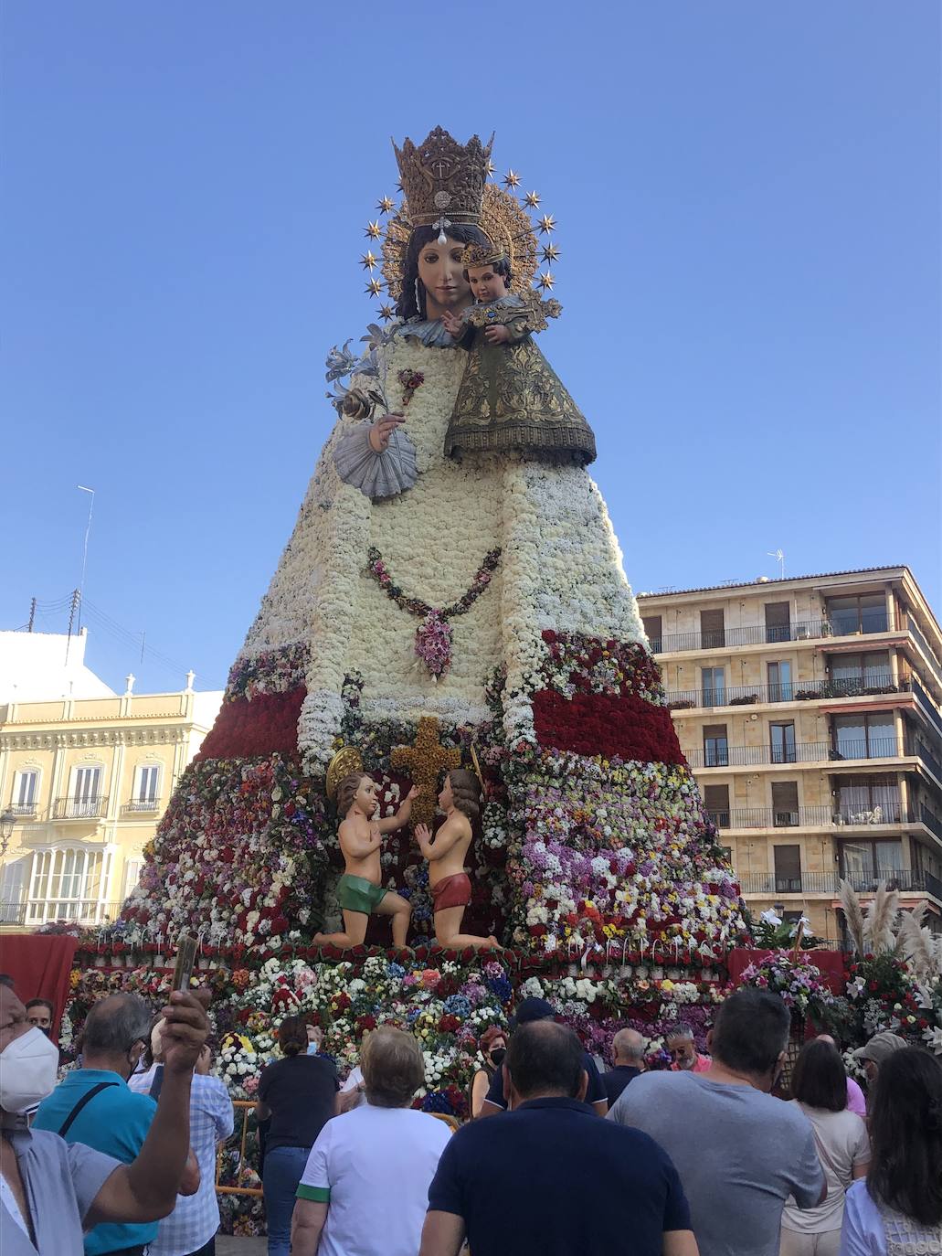 Los visitantes arropan a la Virgen en una plaza con aforo limitado 