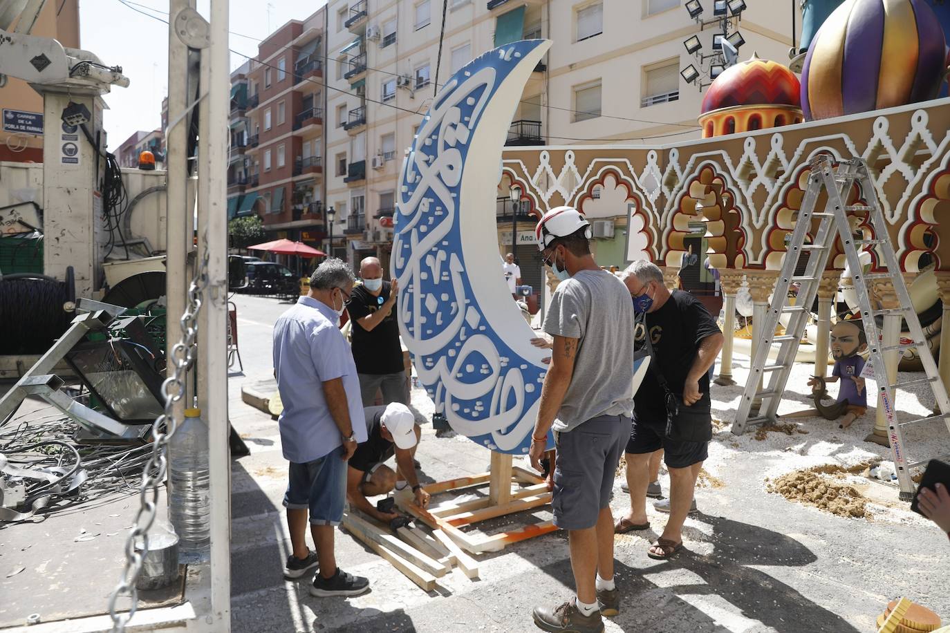 Fotos: Duque de Gaeta retira con grúa la luna tras las quejas de las comunidades musulmanas