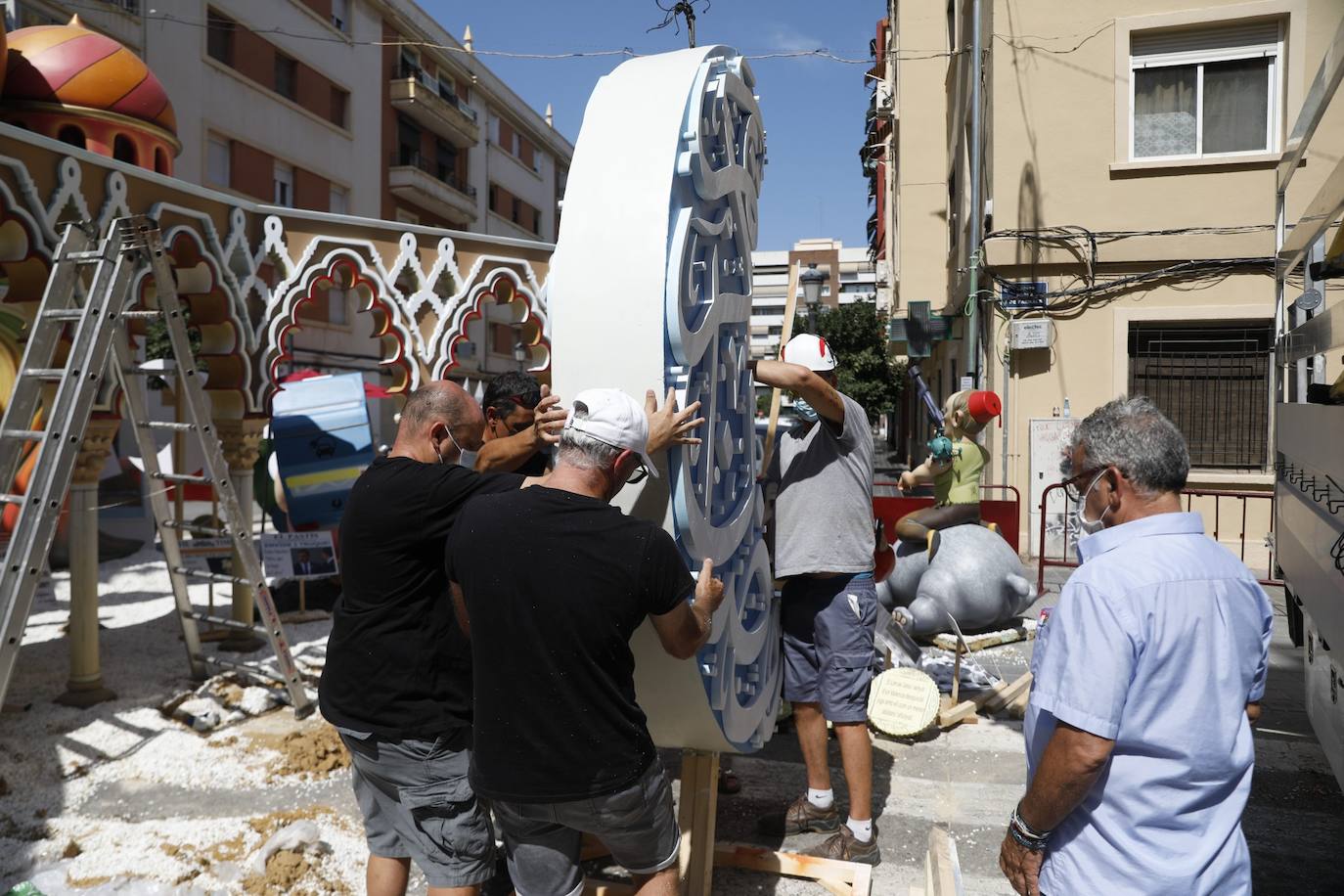 Fotos: Duque de Gaeta retira con grúa la luna tras las quejas de las comunidades musulmanas