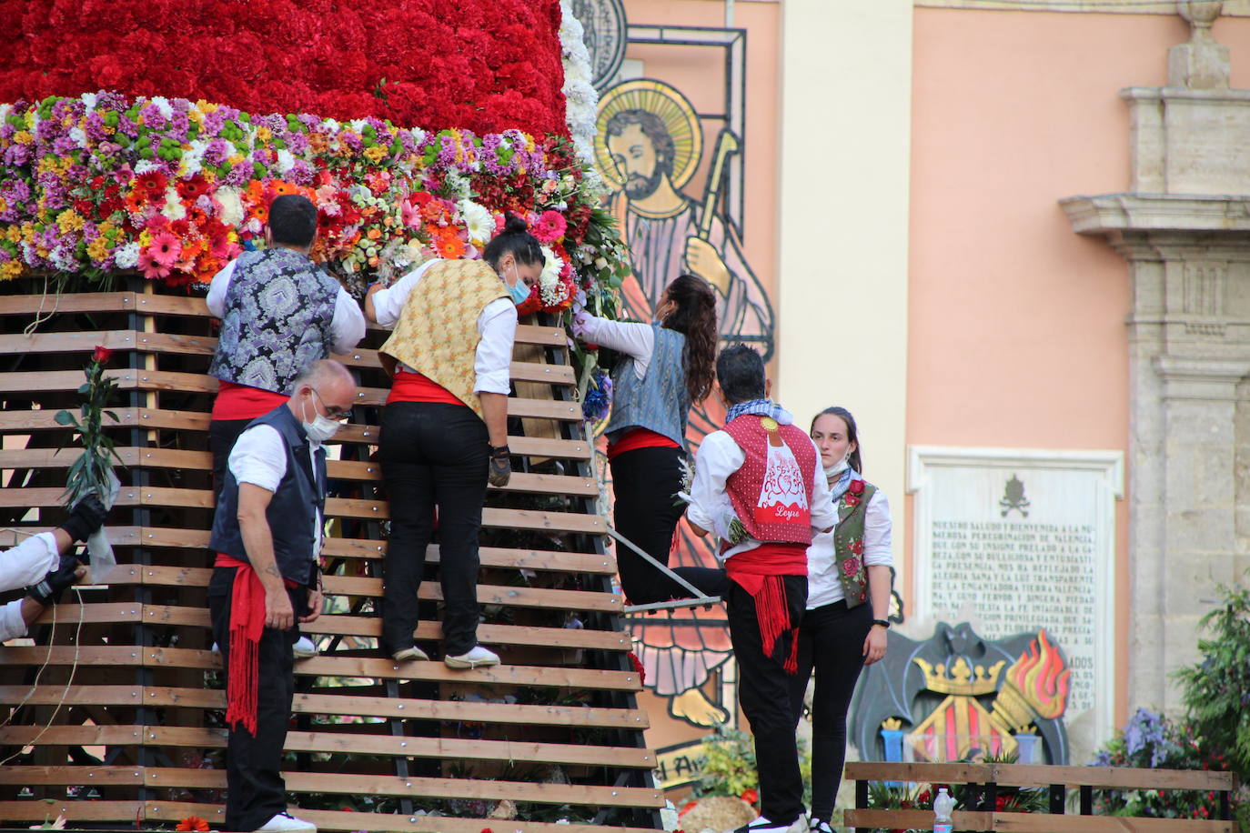 Fotos: Así ha quedado el manto de la Virgen tras la Ofrenda