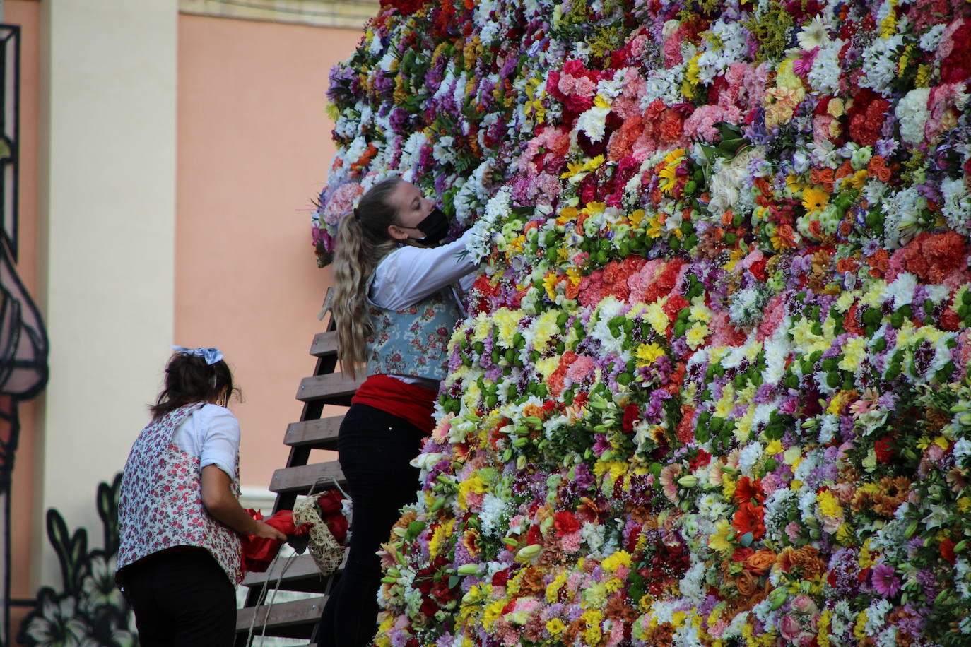 Fotos: Así ha quedado el manto de la Virgen tras la Ofrenda