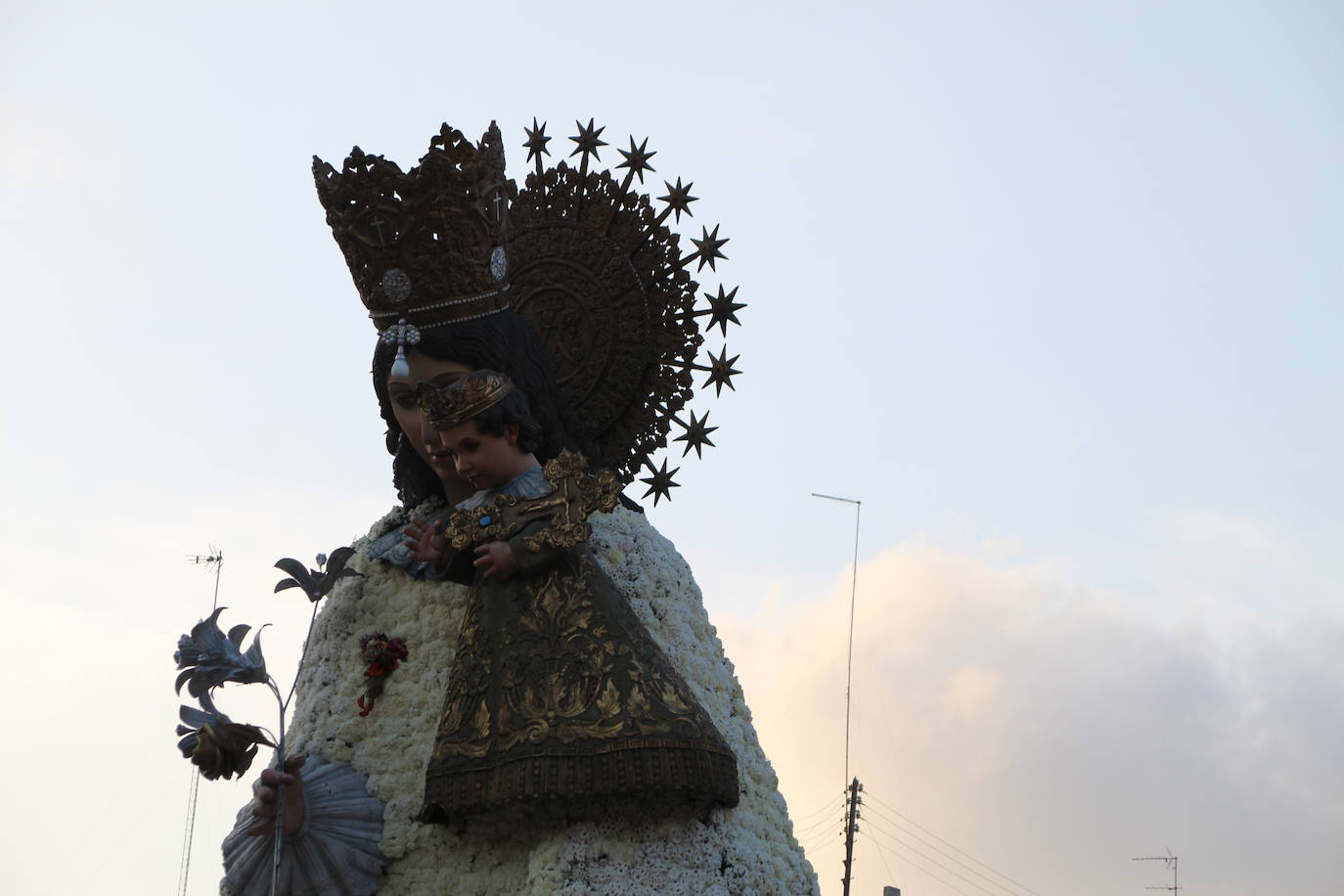 Fotos: Así ha quedado el manto de la Virgen tras la Ofrenda