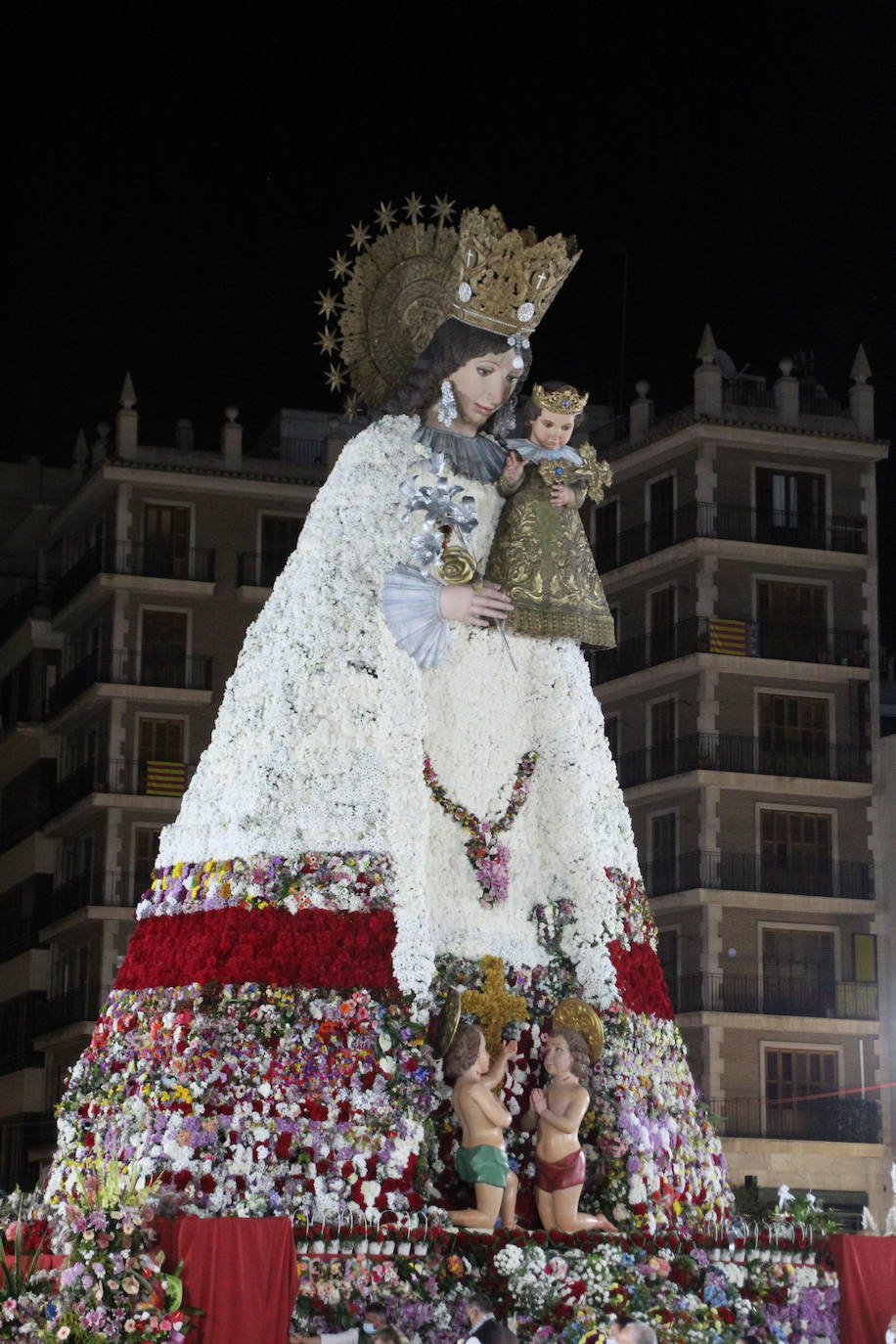 Fotos: Así ha quedado el manto de la Virgen tras la Ofrenda