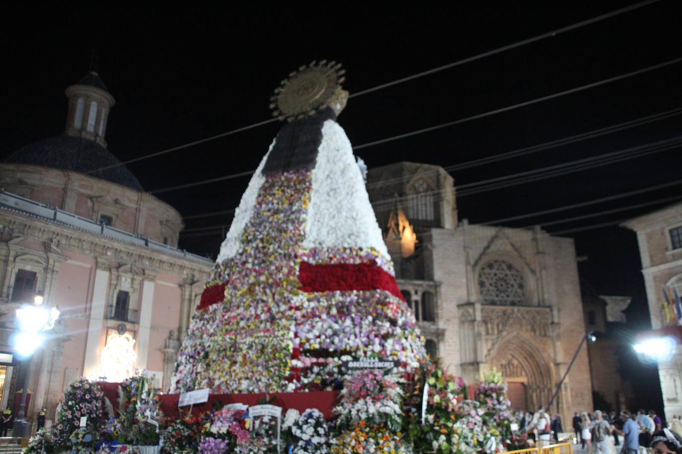 Fotos: Así ha quedado el manto de la Virgen tras la Ofrenda