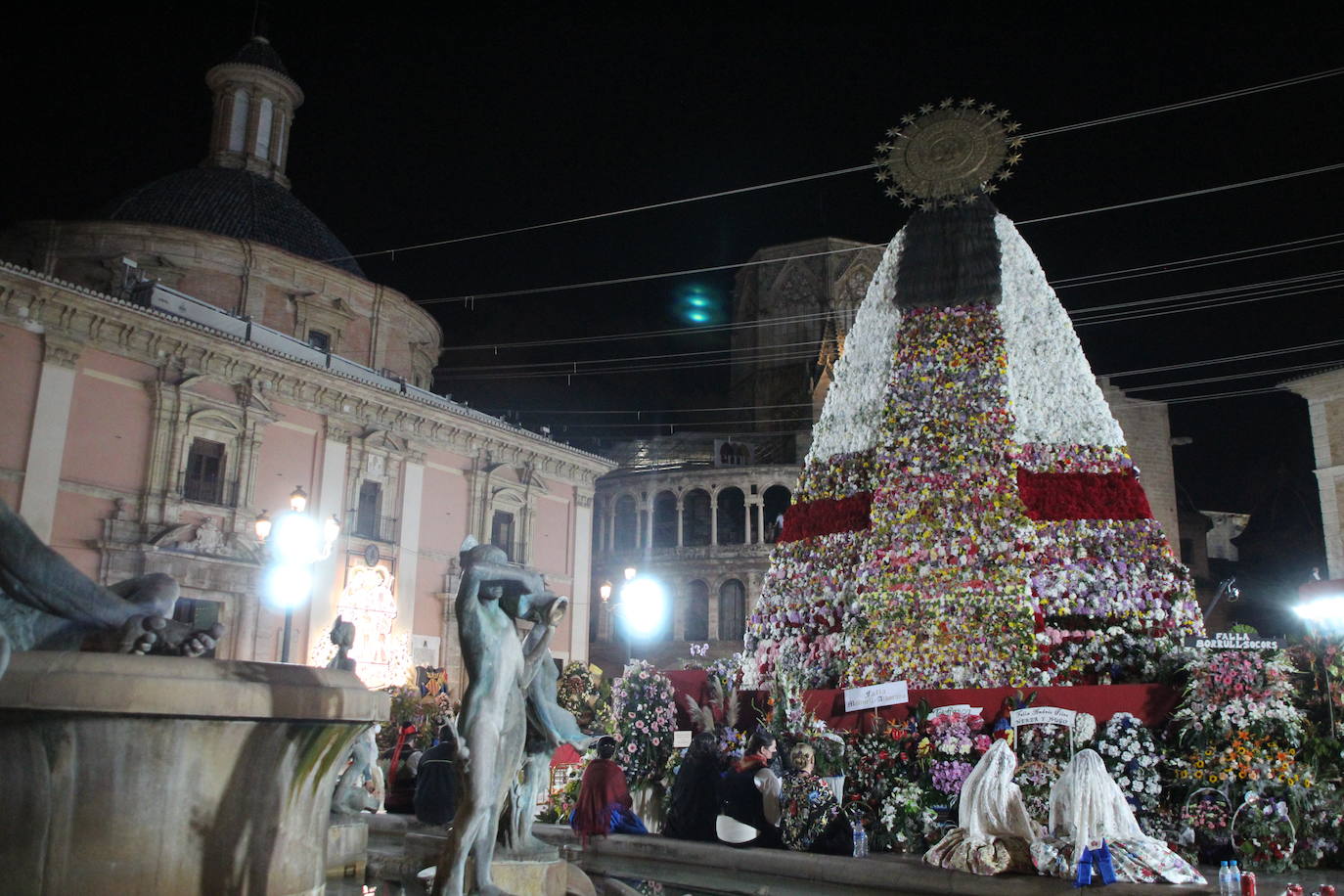 Fotos: Así ha quedado el manto de la Virgen tras la Ofrenda