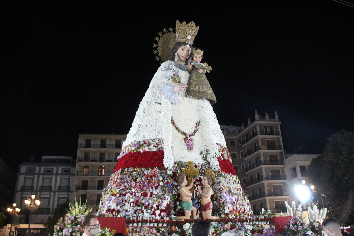 Fotos: Así ha quedado el manto de la Virgen tras la Ofrenda