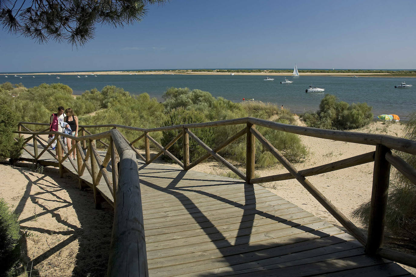 EL ROMPIDO (HUELVA) | El Rompido, un pequeño pueblo de pescadores de Huelva, se ha convertido en el destino perfecto para los que buscan esa mágica combinación entre naturaleza virgen y tranquilidad. Dunas, pinares y el Atlántico... la combinación perfecta.