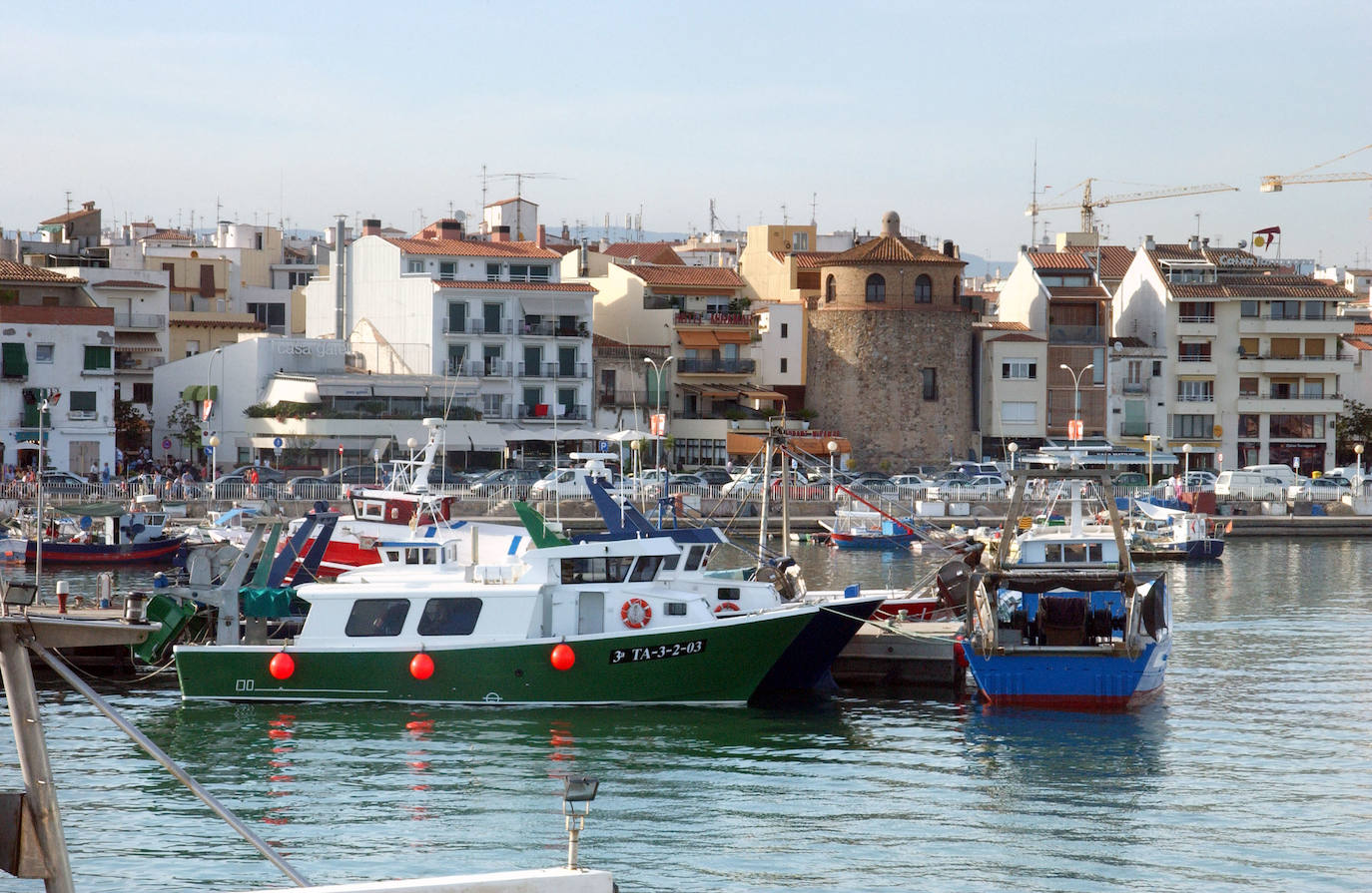 CAMBRILS (TARRAGONA) | Cambrils es perfecto para viajar en familia. Está repleto de bonitos arenales protegidos por espigones y que cuentan con aguas tranquilas y poco profundas. Recorrer su larguísimo paseo marítimo es toda una experiencia.