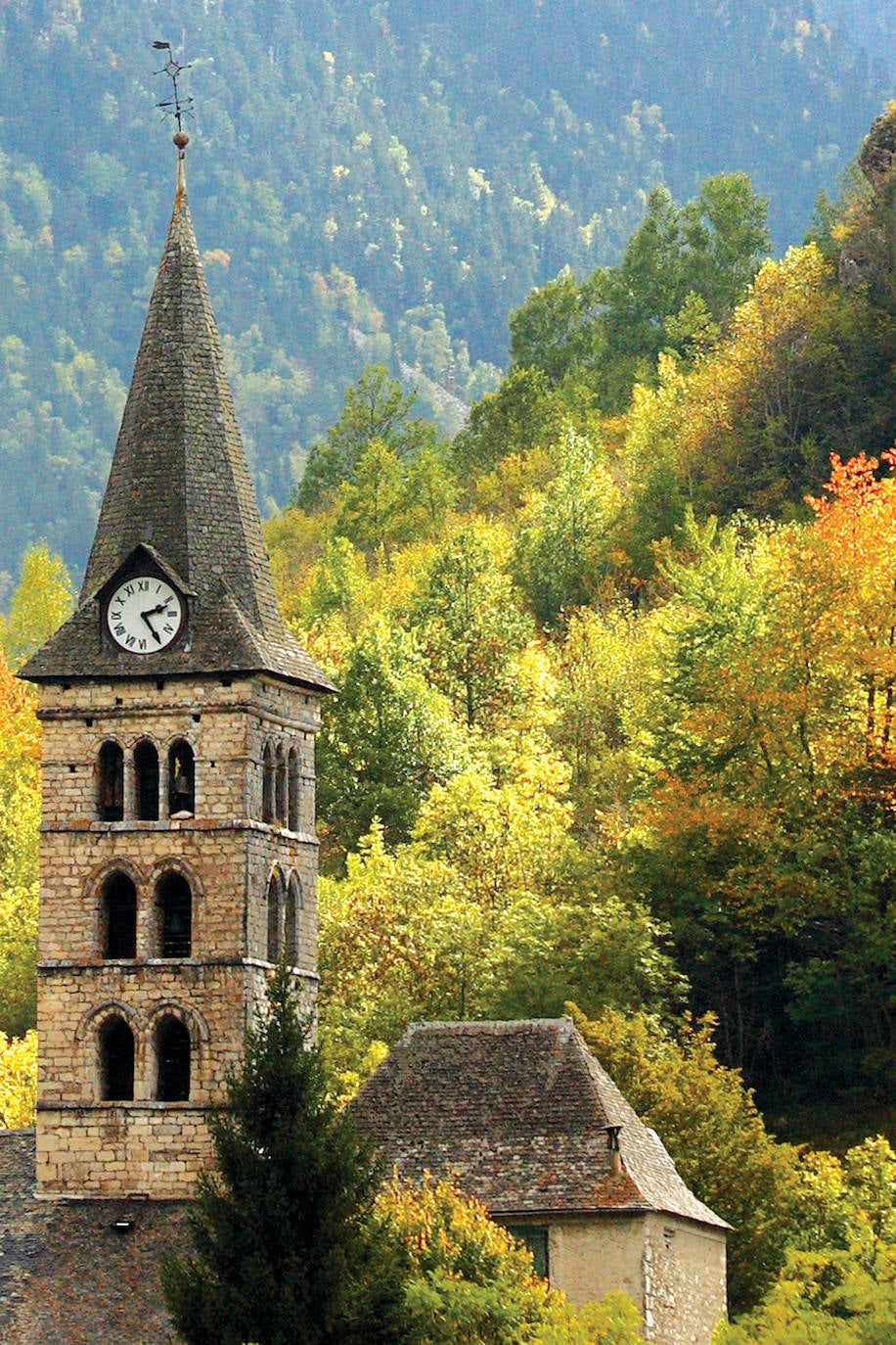 VALLE DE ARÁN | El Valle de Arán pertenece a la provincia de Lérida en Cataluña y su capital es Vielha e Mitjaran, conocido también como Viella o Vielha. Es un lugar único y de singular belleza, y hace que miles de turistas de todo el mundo visiten esta zona.