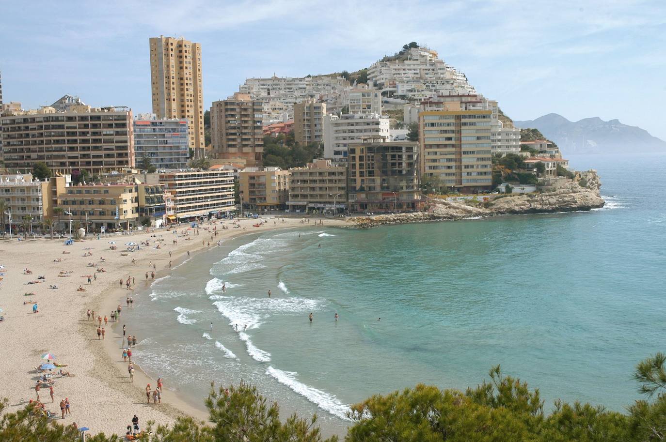 FINESTRAT (ALICANTE) | Destino perfecto para los que buscan disfrutar tanto del mar como de la montaña. Finestrat ofrece el espectáculo natural del Puig Campana, un macizo de más de 1.400 metros, y la atracción turística de su zona costera. A medio camino entre Benidorm y Villajoyosa.