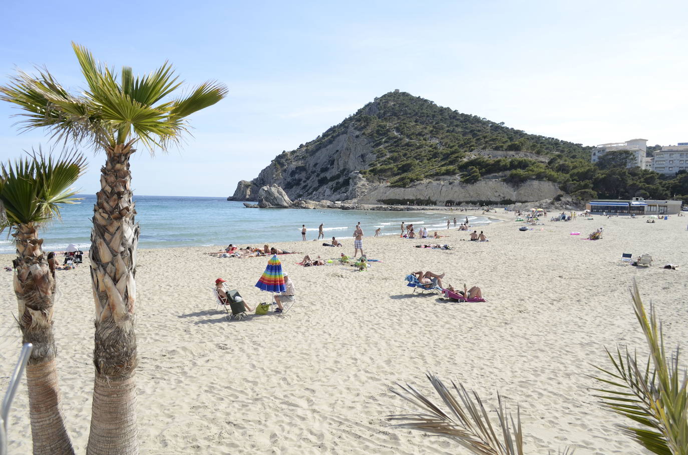 FINESTRAT (ALICANTE) | Destino perfecto para los que buscan disfrutar tanto del mar como de la montaña. Finestrat ofrece el espectáculo natural del Puig Campana, un macizo de más de 1.400 metros, y la atracción turística de su zona costera. A medio camino entre Benidorm y Villajoyosa.