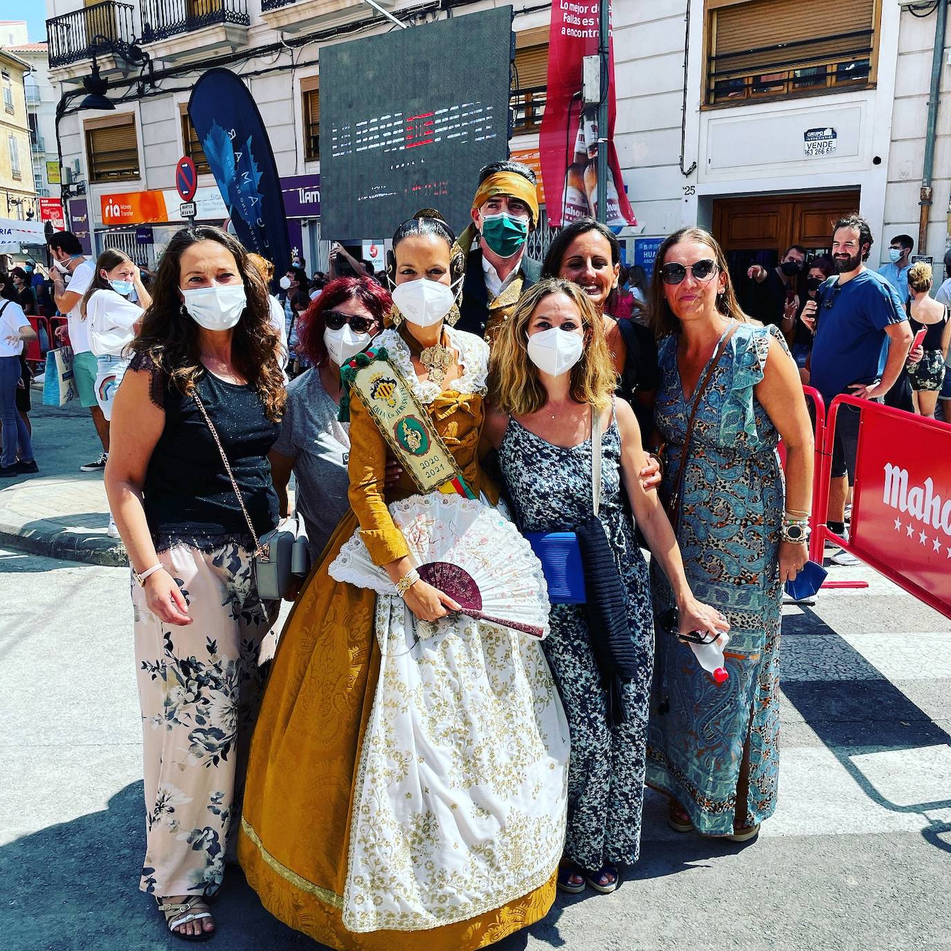 Marta García Gámiz con la fallera mayor de Convento Jerusalén y un grupo de amigas