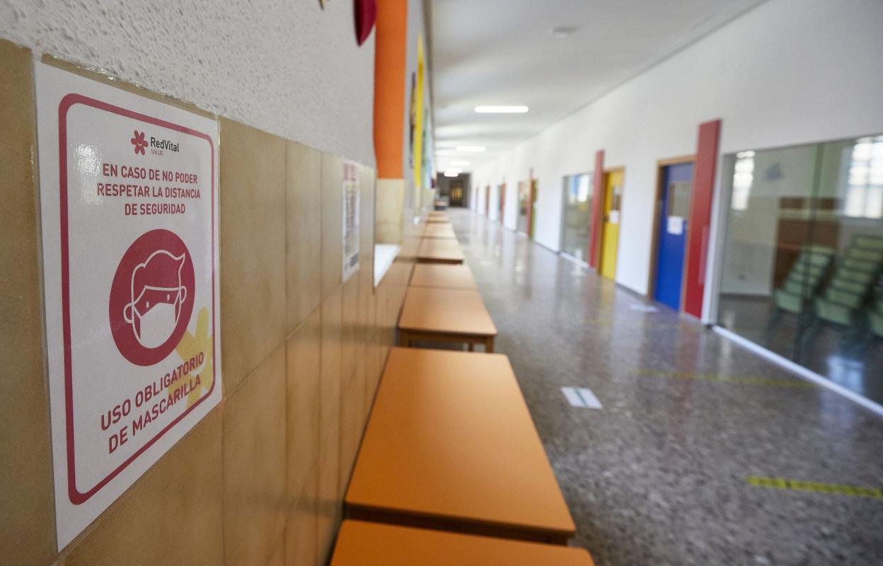 Señalización sanitaria en un pasillo del colegio Pío XII de Valencia, a finales del verano pasado. Iván Arlandis