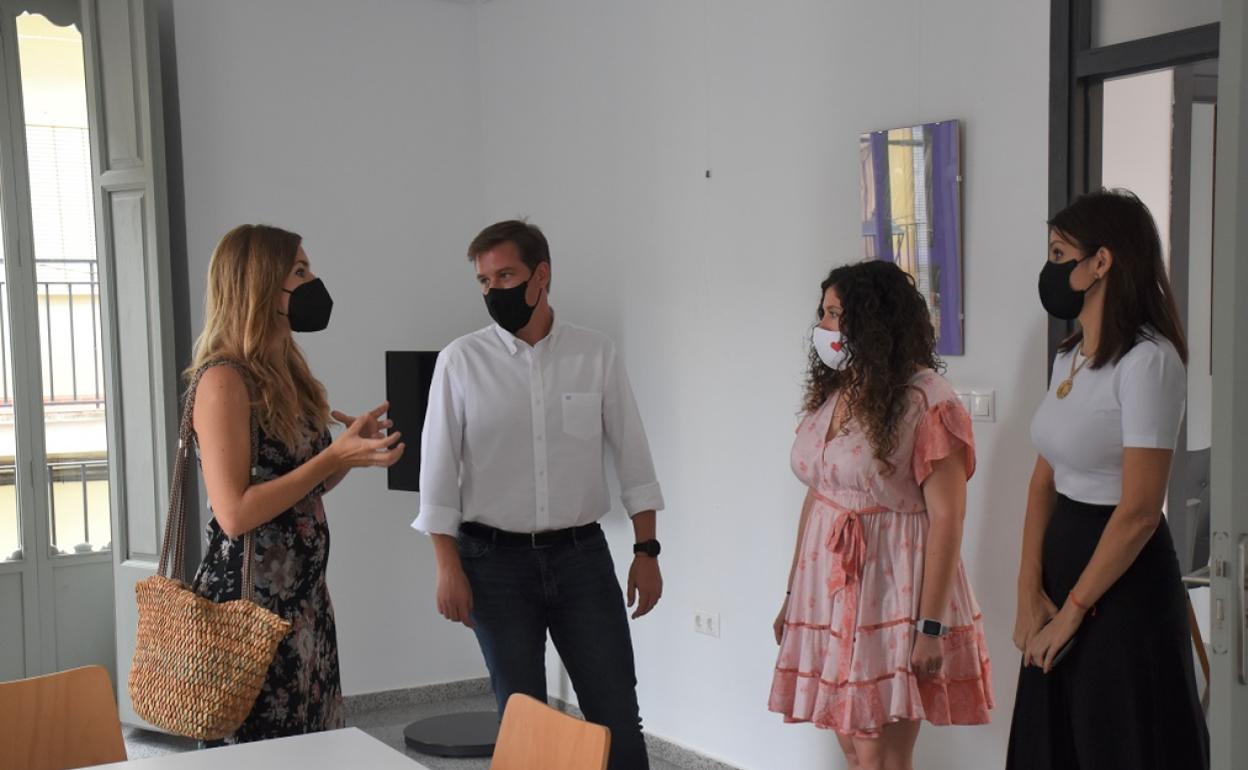 Momento de la visita de la directora general a las instalaciones del futuro Centro Rural Mujer. 