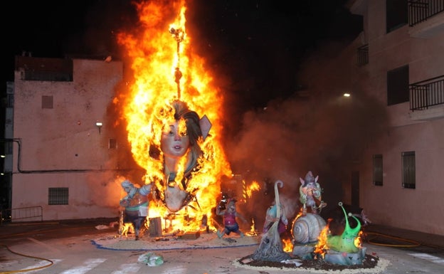 Imagen principal - Estampas de la crmà y la protesta de la falla Plaça i Natzaré. 