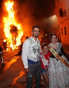 Imagen secundaria 2 - Estampas de la crmà y la protesta de la falla Plaça i Natzaré. 