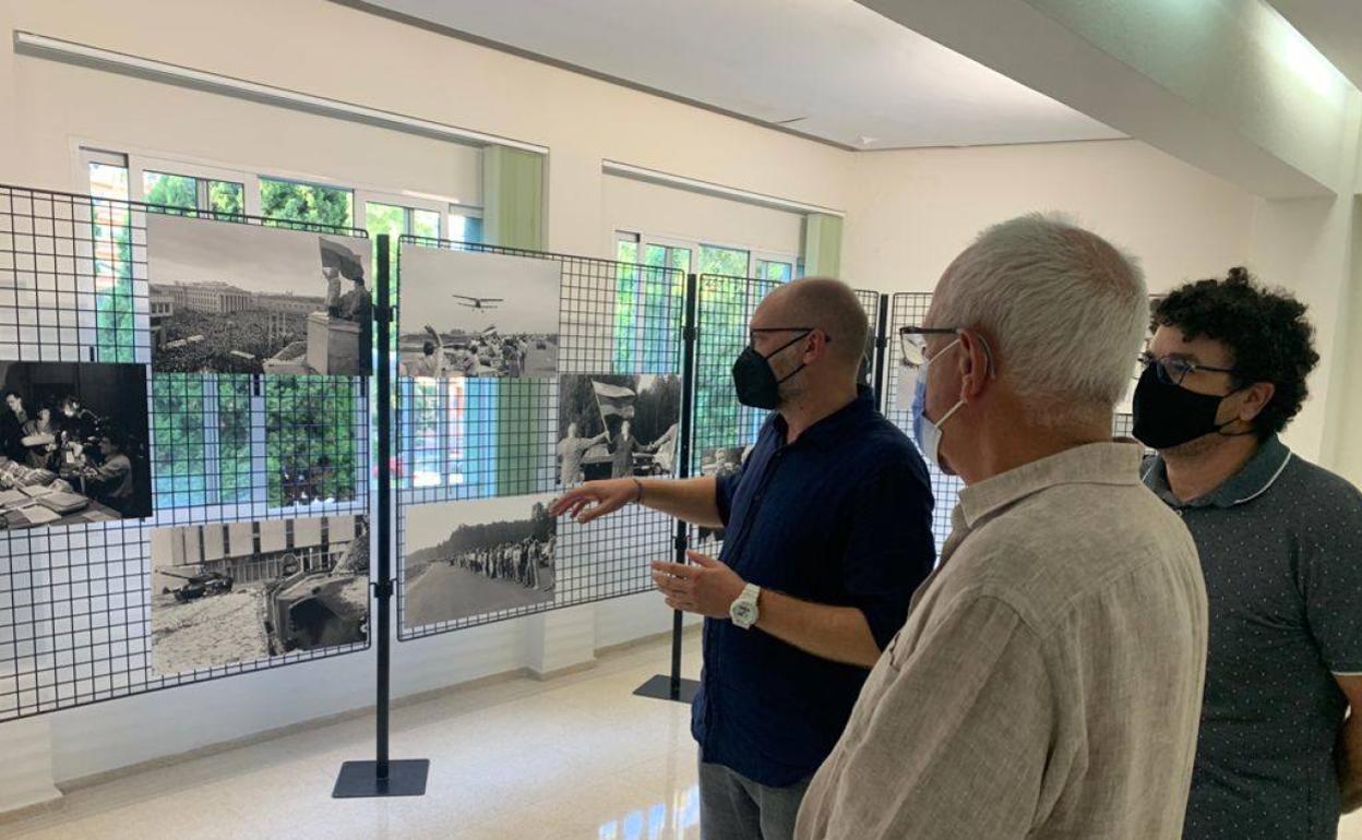 El cónsul lituano, el alcalde de Dénia y el edil de Cultura admiran las fotos de Romualdas Požerskis.  