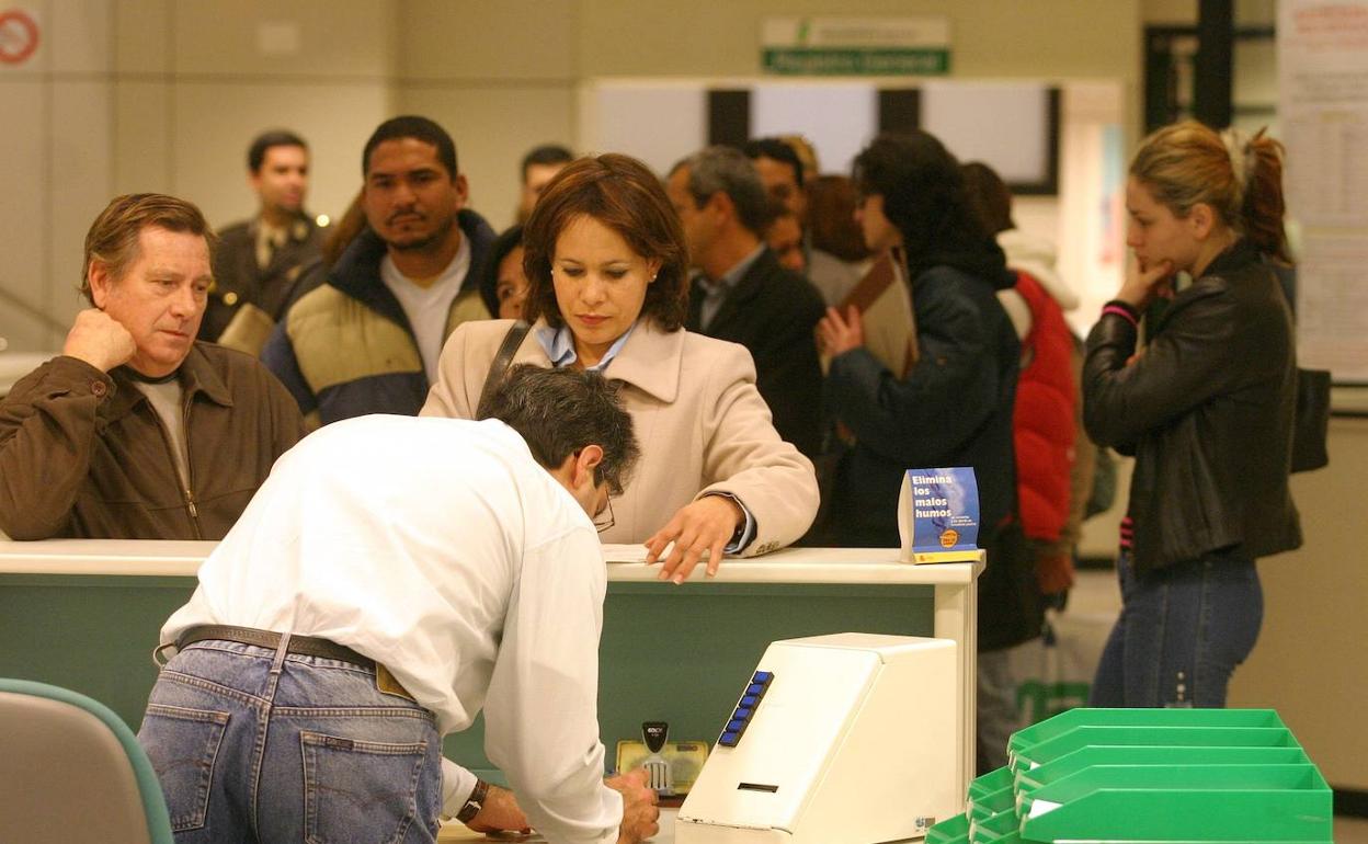 Imagen de archivo de un empleado de la Seguridad Social. 