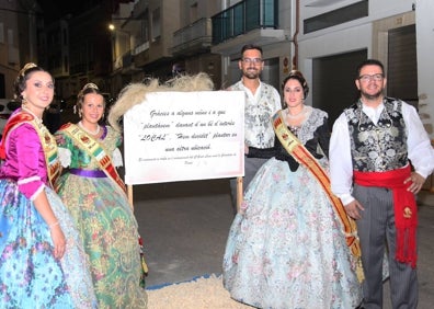 Imagen secundaria 1 - Estampas de la crmà y la protesta de la falla Plaça i Natzaré. 