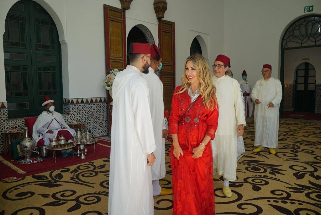 La boda del empresario valenciano de origen marroquí Rachad Andaloussi Ouriaghi este pasado sábado en Tánger reunió en esta capital del norte de Marruecos a diversas personalidades vinculadas al mundo de la empresa, la política, la diplomacía y la abogacía. Una cita que incluyó un almuerzo en el jardín del magnífico palacio Moulay Hafid, justo al lado del Palacio Real de Marchan donde tuvo lugar la ceremonia tradicional, y a la que asistieron, entre otros, el exministro y expresidente del Congreso, José Bono, y en la que también se vio al diplomático y exconseller Fernando Villalonga, la exvicepresidenta del Consell Paula Sánchez de León, los dirigentes populares José María Chiquillo y Juanvi Pérez o los abogados Juan Carlos Galindo. También el presidente de la Comisión de Hacienda en el Congreso, Eloy Suárez Lamata o el el Agregado Cultural en la Embajada de España en Rabat, Borja Morate.