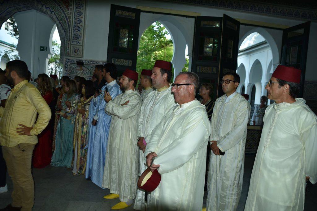 La boda del empresario valenciano de origen marroquí Rachad Andaloussi Ouriaghi este pasado sábado en Tánger reunió en esta capital del norte de Marruecos a diversas personalidades vinculadas al mundo de la empresa, la política, la diplomacía y la abogacía. Una cita que incluyó un almuerzo en el jardín del magnífico palacio Moulay Hafid, justo al lado del Palacio Real de Marchan donde tuvo lugar la ceremonia tradicional, y a la que asistieron, entre otros, el exministro y expresidente del Congreso, José Bono, y en la que también se vio al diplomático y exconseller Fernando Villalonga, la exvicepresidenta del Consell Paula Sánchez de León, los dirigentes populares José María Chiquillo y Juanvi Pérez o los abogados Juan Carlos Galindo. También el presidente de la Comisión de Hacienda en el Congreso, Eloy Suárez Lamata o el el Agregado Cultural en la Embajada de España en Rabat, Borja Morate.