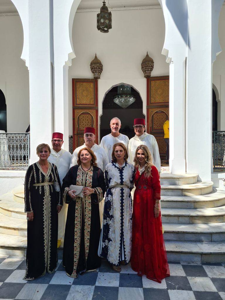 La boda del empresario valenciano de origen marroquí Rachad Andaloussi Ouriaghi este pasado sábado en Tánger reunió en esta capital del norte de Marruecos a diversas personalidades vinculadas al mundo de la empresa, la política, la diplomacía y la abogacía. Una cita que incluyó un almuerzo en el jardín del magnífico palacio Moulay Hafid, justo al lado del Palacio Real de Marchan donde tuvo lugar la ceremonia tradicional, y a la que asistieron, entre otros, el exministro y expresidente del Congreso, José Bono, y en la que también se vio al diplomático y exconseller Fernando Villalonga, la exvicepresidenta del Consell Paula Sánchez de León, los dirigentes populares José María Chiquillo y Juanvi Pérez o los abogados Juan Carlos Galindo. También el presidente de la Comisión de Hacienda en el Congreso, Eloy Suárez Lamata o el el Agregado Cultural en la Embajada de España en Rabat, Borja Morate.