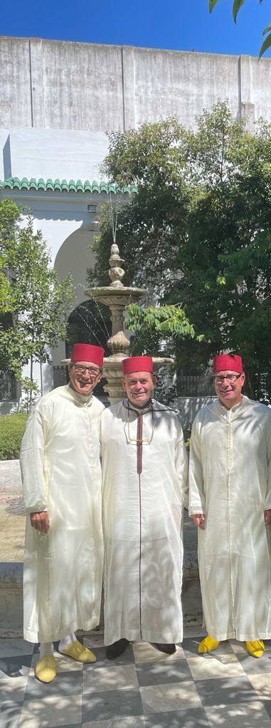 La boda del empresario valenciano de origen marroquí Rachad Andaloussi Ouriaghi este pasado sábado en Tánger reunió en esta capital del norte de Marruecos a diversas personalidades vinculadas al mundo de la empresa, la política, la diplomacía y la abogacía. Una cita que incluyó un almuerzo en el jardín del magnífico palacio Moulay Hafid, justo al lado del Palacio Real de Marchan donde tuvo lugar la ceremonia tradicional, y a la que asistieron, entre otros, el exministro y expresidente del Congreso, José Bono, y en la que también se vio al diplomático y exconseller Fernando Villalonga, la exvicepresidenta del Consell Paula Sánchez de León, los dirigentes populares José María Chiquillo y Juanvi Pérez o los abogados Juan Carlos Galindo. También el presidente de la Comisión de Hacienda en el Congreso, Eloy Suárez Lamata o el el Agregado Cultural en la Embajada de España en Rabat, Borja Morate.