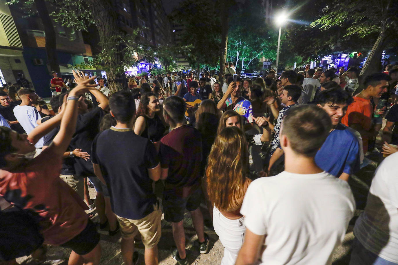 El fin de la restricción de movilidad nocturna deja la imagen de jóvenes bebiendo en la plaza Honduras y colas en las discotecas de la Marina y la playa