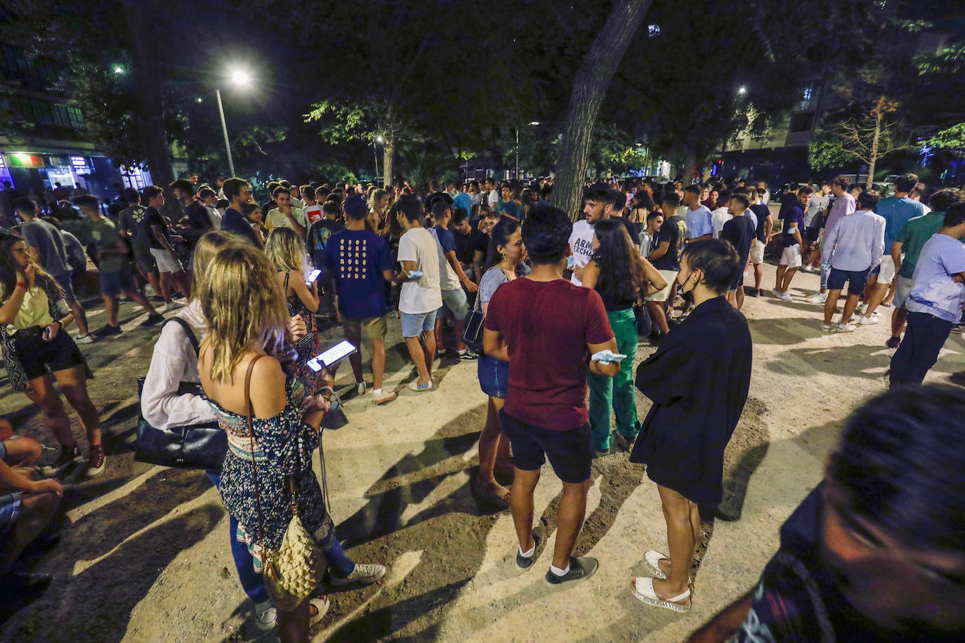 El fin de la restricción de movilidad nocturna deja la imagen de jóvenes bebiendo en la plaza Honduras y colas en las discotecas de la Marina y la playa