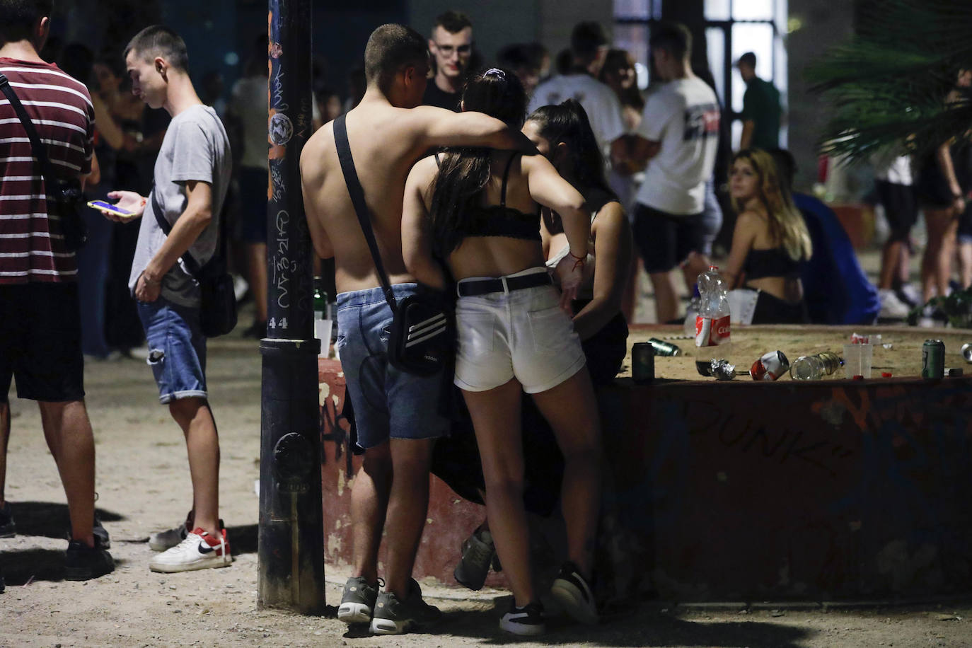 El fin de la restricción de movilidad nocturna deja la imagen de jóvenes bebiendo en la plaza Honduras y colas en las discotecas de la Marina y la playa