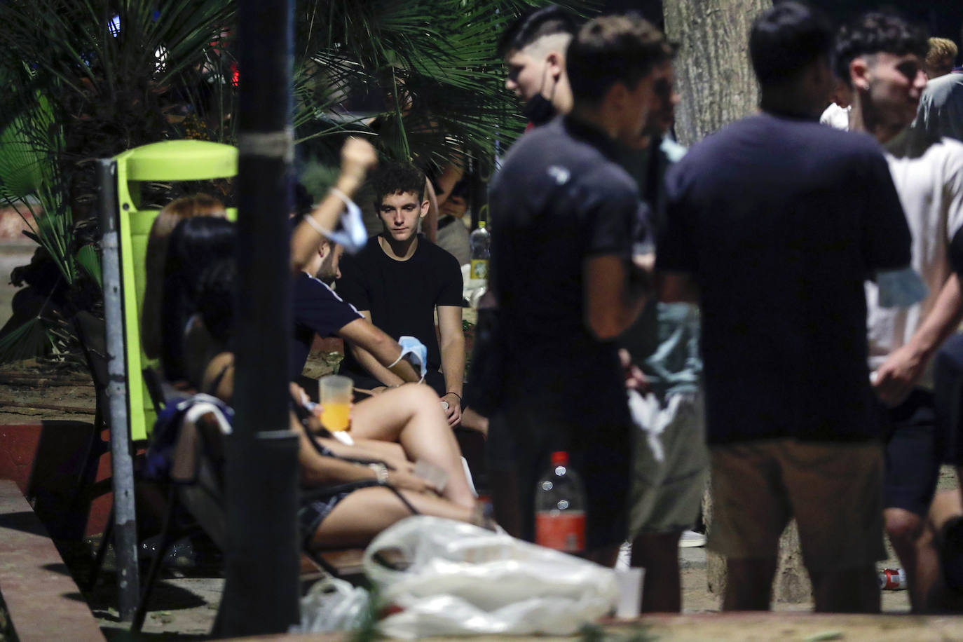 El fin de la restricción de movilidad nocturna deja la imagen de jóvenes bebiendo en la plaza Honduras y colas en las discotecas de la Marina y la playa