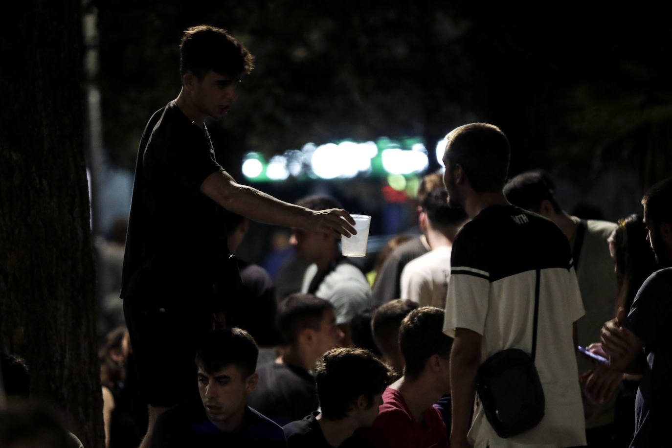 El fin de la restricción de movilidad nocturna deja la imagen de jóvenes bebiendo en la plaza Honduras y colas en las discotecas de la Marina y la playa