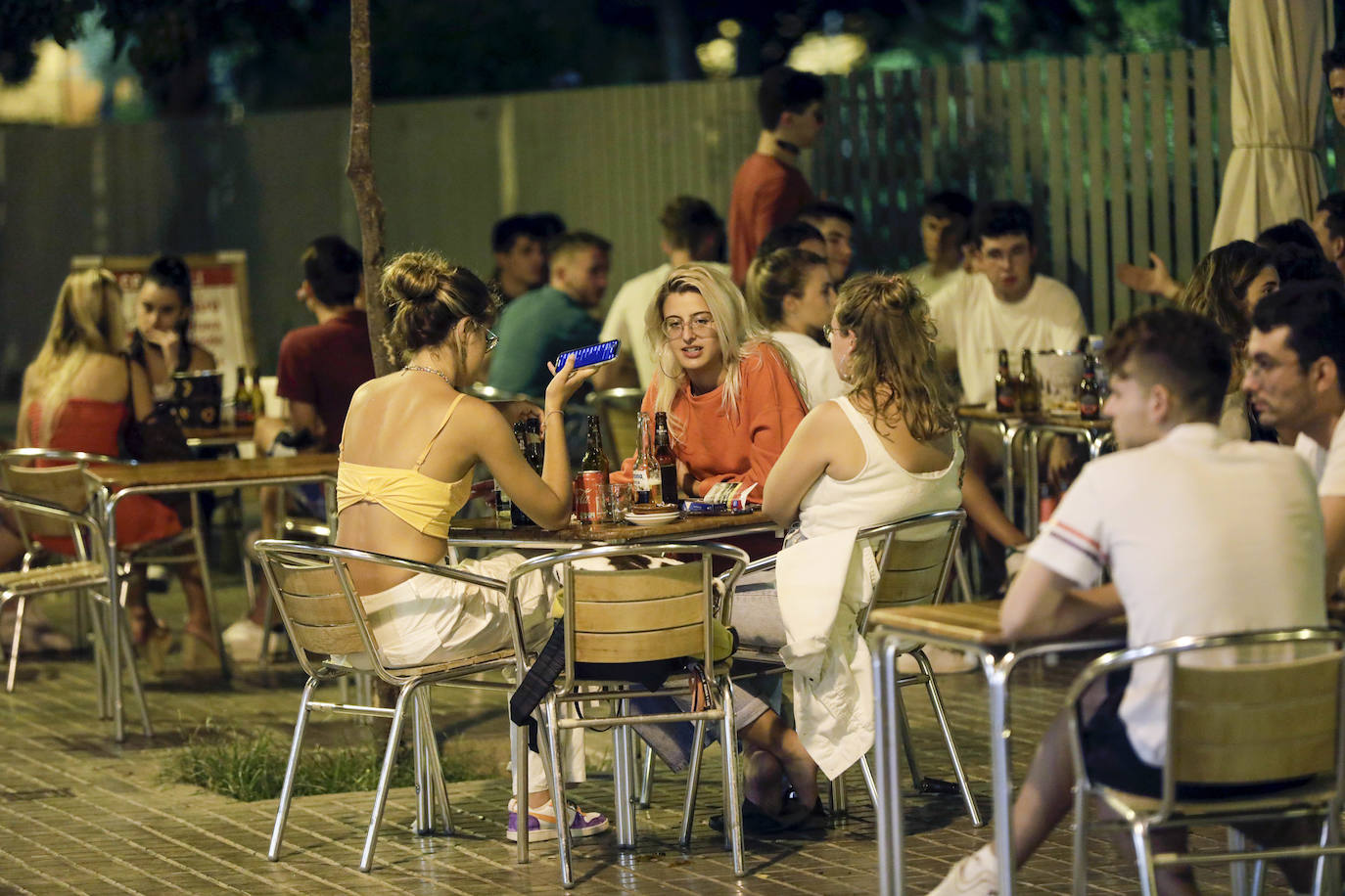 El fin de la restricción de movilidad nocturna deja la imagen de jóvenes bebiendo en la plaza Honduras y colas en las discotecas de la Marina y la playa