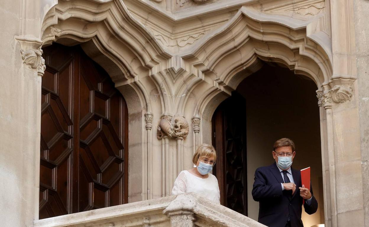 Ximo Puig junto a Ana Barceló poco antes de anunciar los cambios en las restricciones. 