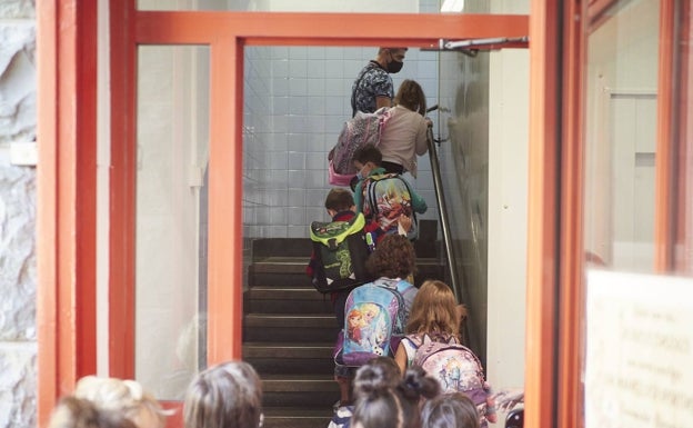 Acceso a las aulas en el primer día de colegio en Navarra.