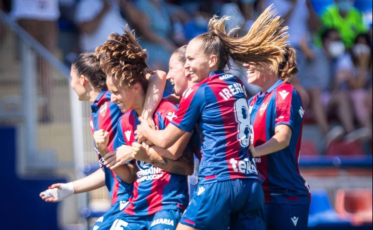 Las jugadoras del Levante celebran tras marcar uno de los goles ante el Real Madrid