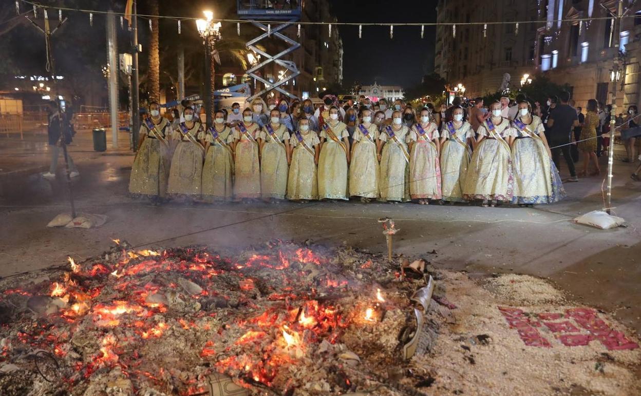 Noche de la cremà, en la plaza del Ayuntamiento. 