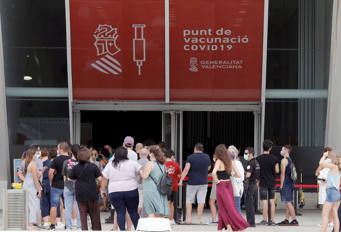 Sanidad ha comenzado este martes la vacunación sin cita previa en la Comunitat. El vacunódromo de la Ciudad de las Artes y las Ciencias ha registrado largas colas a primera hora de la mañana, en su mayoría formadas por adolescentes que acudían a recibir la segunda dosis de la vacuna contra el coronavirus. 