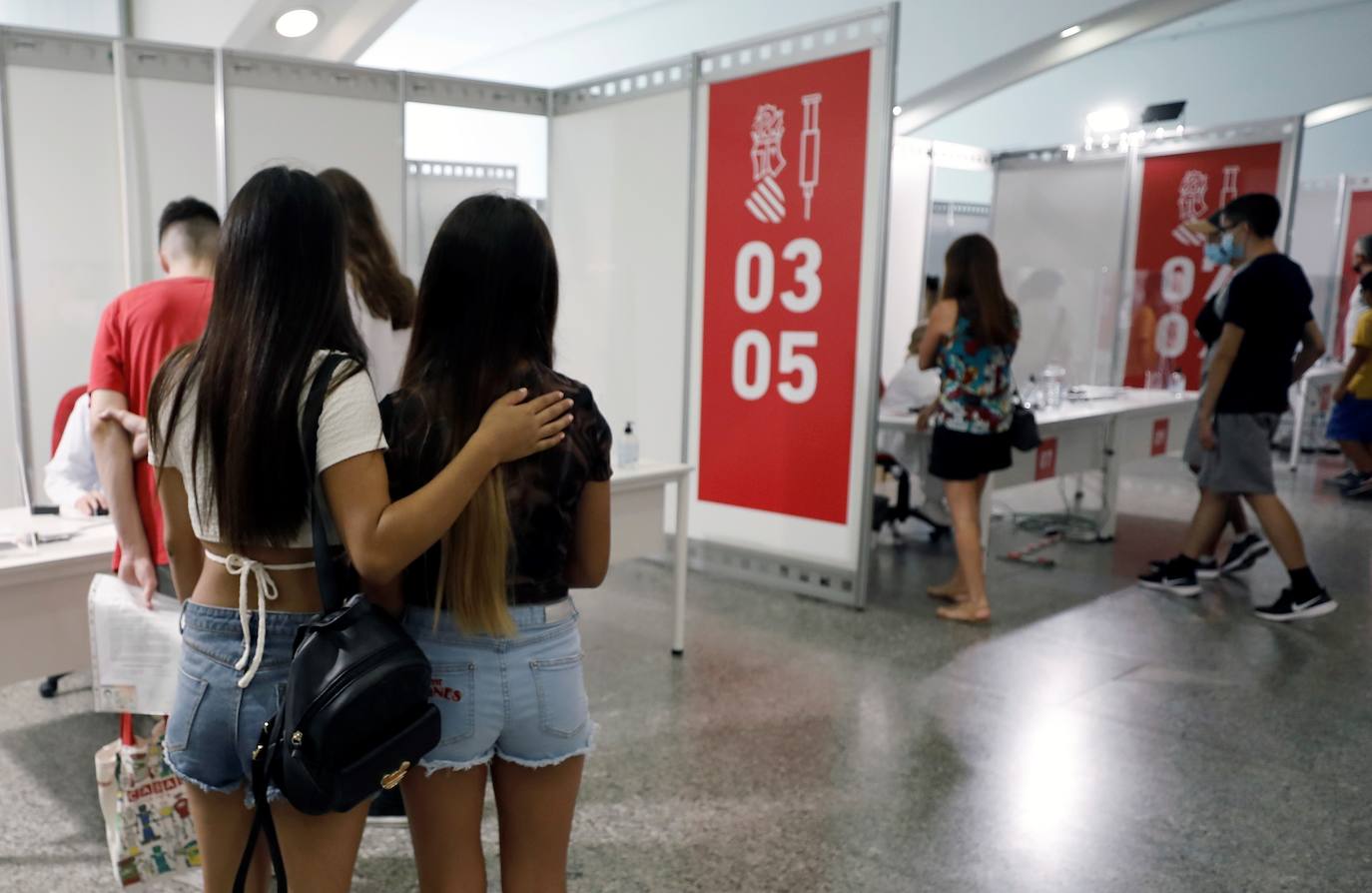 Sanidad ha comenzado este martes la vacunación sin cita previa en la Comunitat. El vacunódromo de la Ciudad de las Artes y las Ciencias ha registrado largas colas a primera hora de la mañana, en su mayoría formadas por adolescentes que acudían a recibir la segunda dosis de la vacuna contra el coronavirus. 