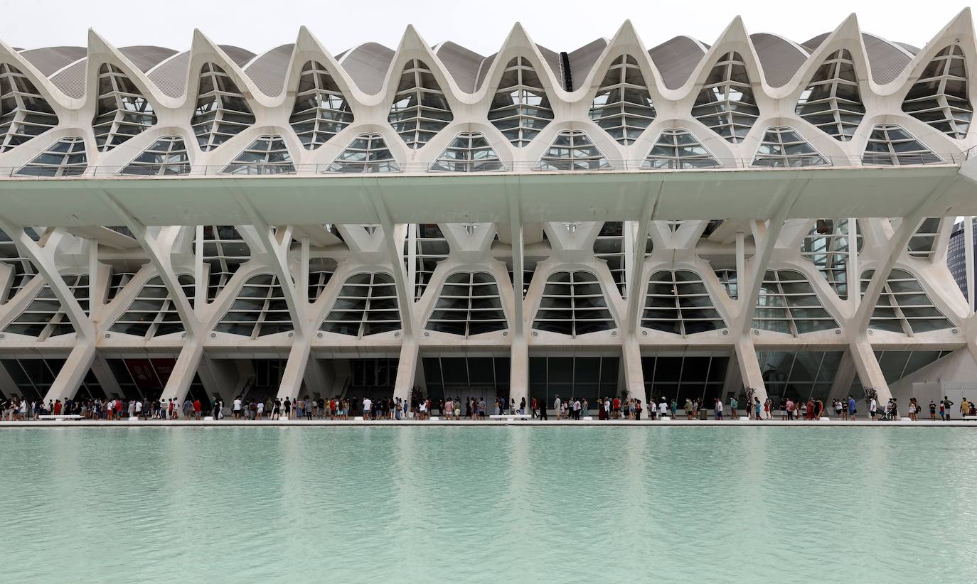 Sanidad ha comenzado este martes la vacunación sin cita previa en la Comunitat. El vacunódromo de la Ciudad de las Artes y las Ciencias ha registrado largas colas a primera hora de la mañana, en su mayoría formadas por adolescentes que acudían a recibir la segunda dosis de la vacuna contra el coronavirus. 